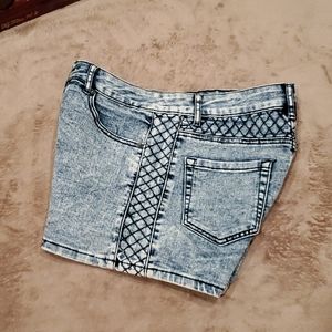 NICKI MINAJ mid-rise denim shorts. Short shorts